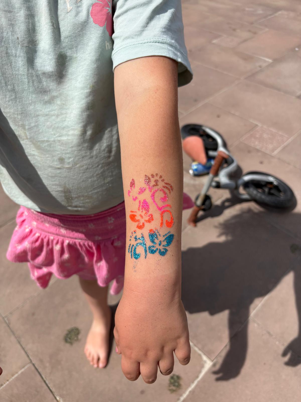 Kleurrijke bloemen en vlinders als glittertattoos