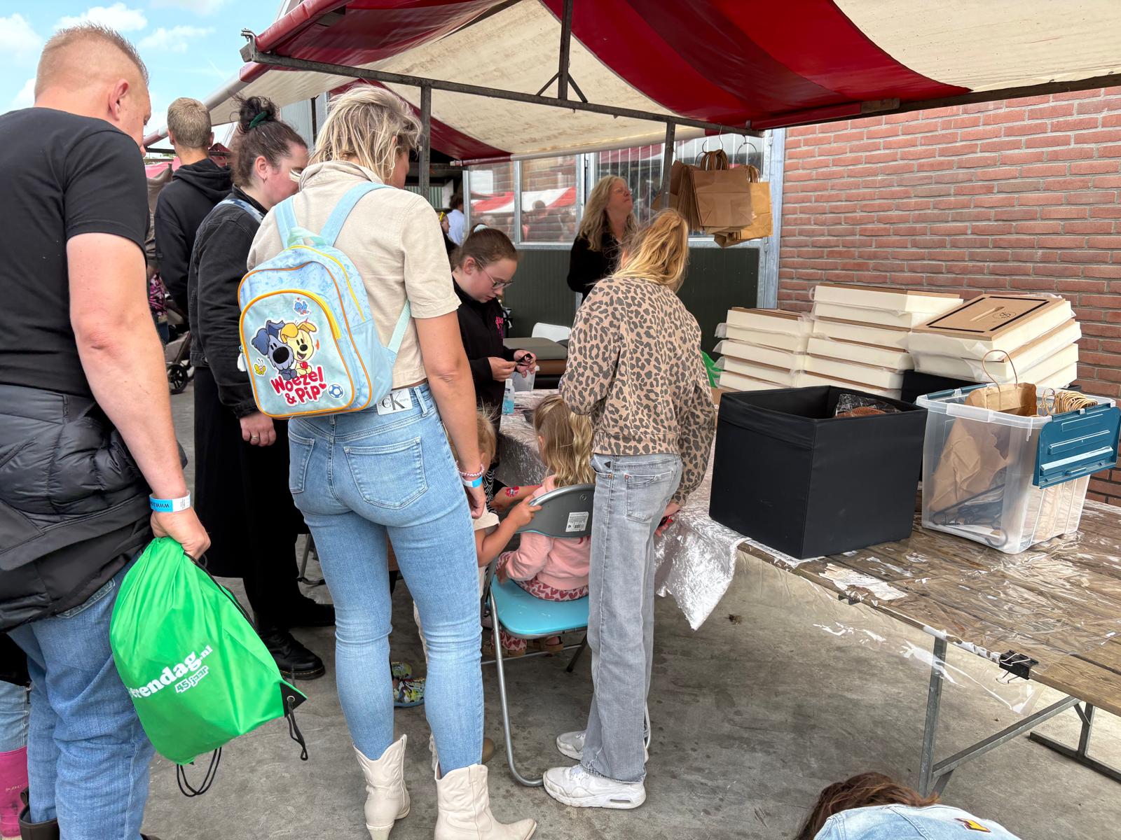 Tess werkt aan glittertattoos op de Boerendag in Hekendorp