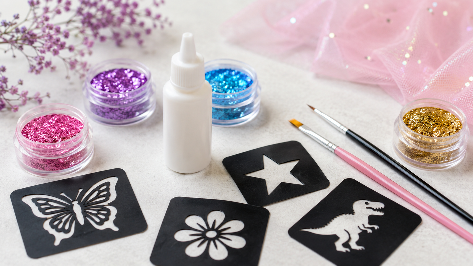 Glitter tattoo maken met sjabloon, huidlijm en cosmetische glitter